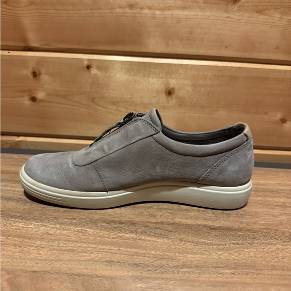 Like New Ecco Soft 7 Zip Leather Sneaker Women's Warm Grey - US Size 5 / EU 36 - Picture 10 of 10